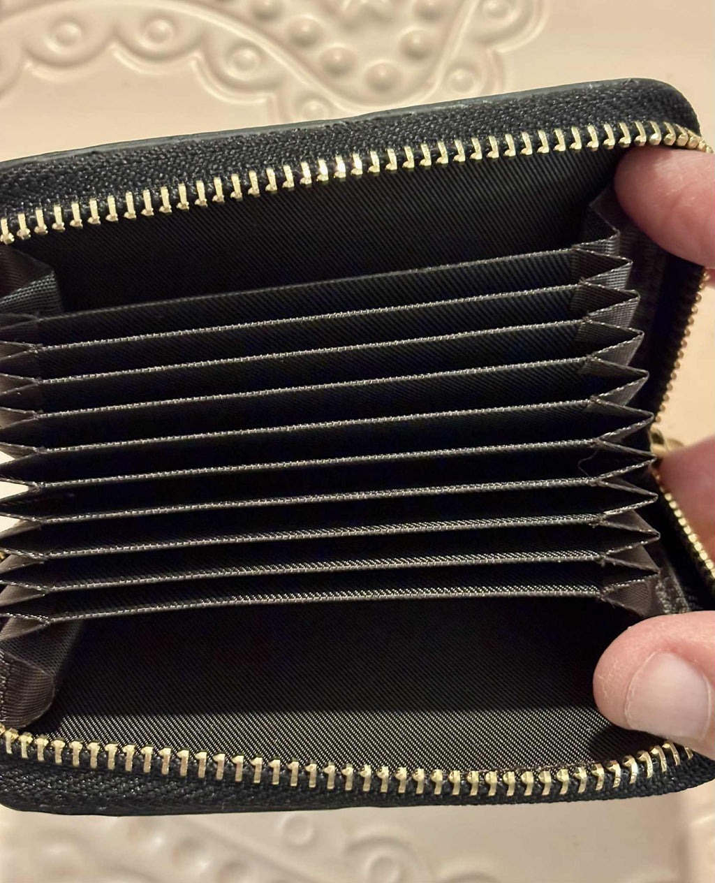 Card holder L zipper embossed