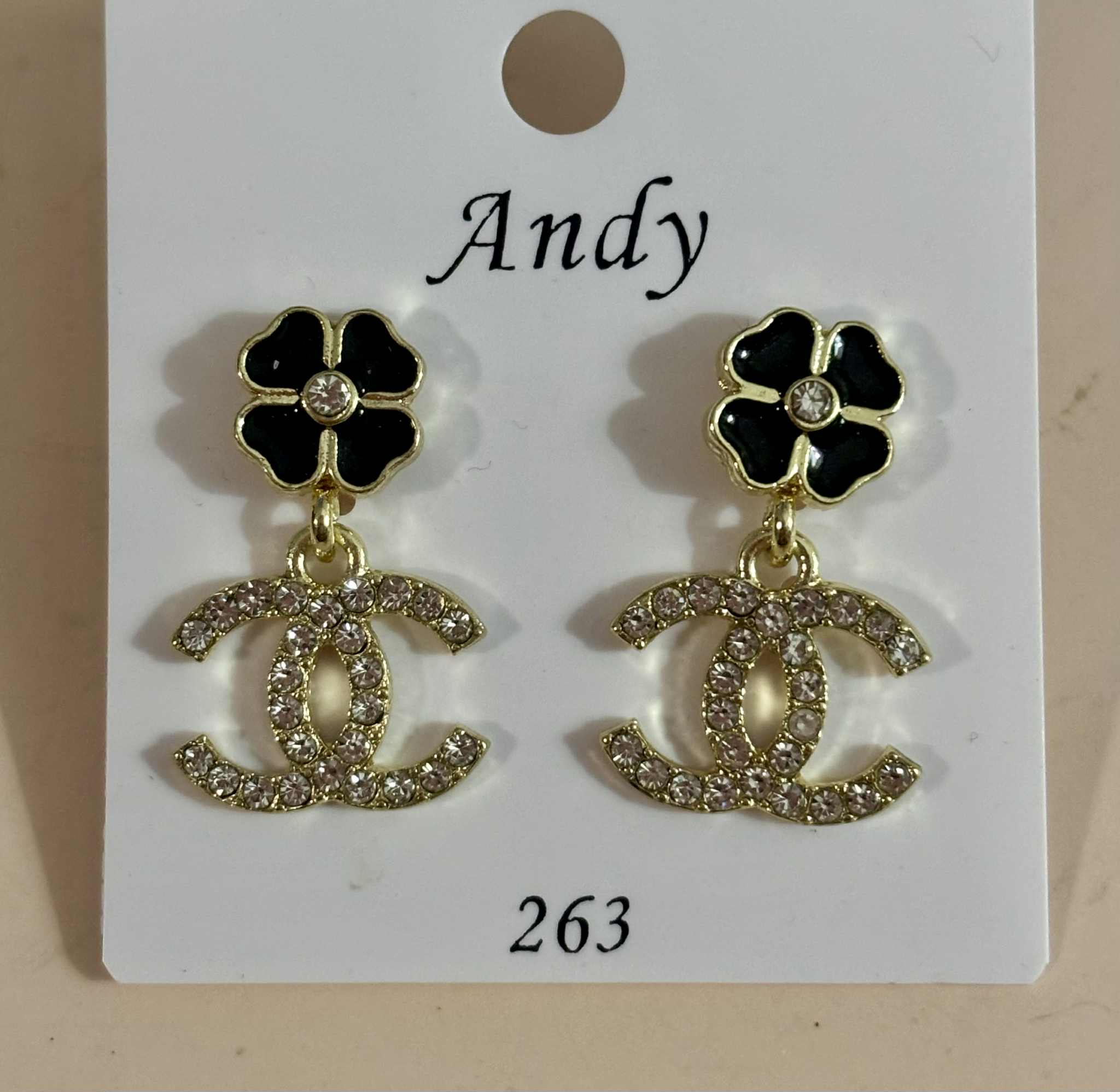 Earrings C tiny blk flower gold