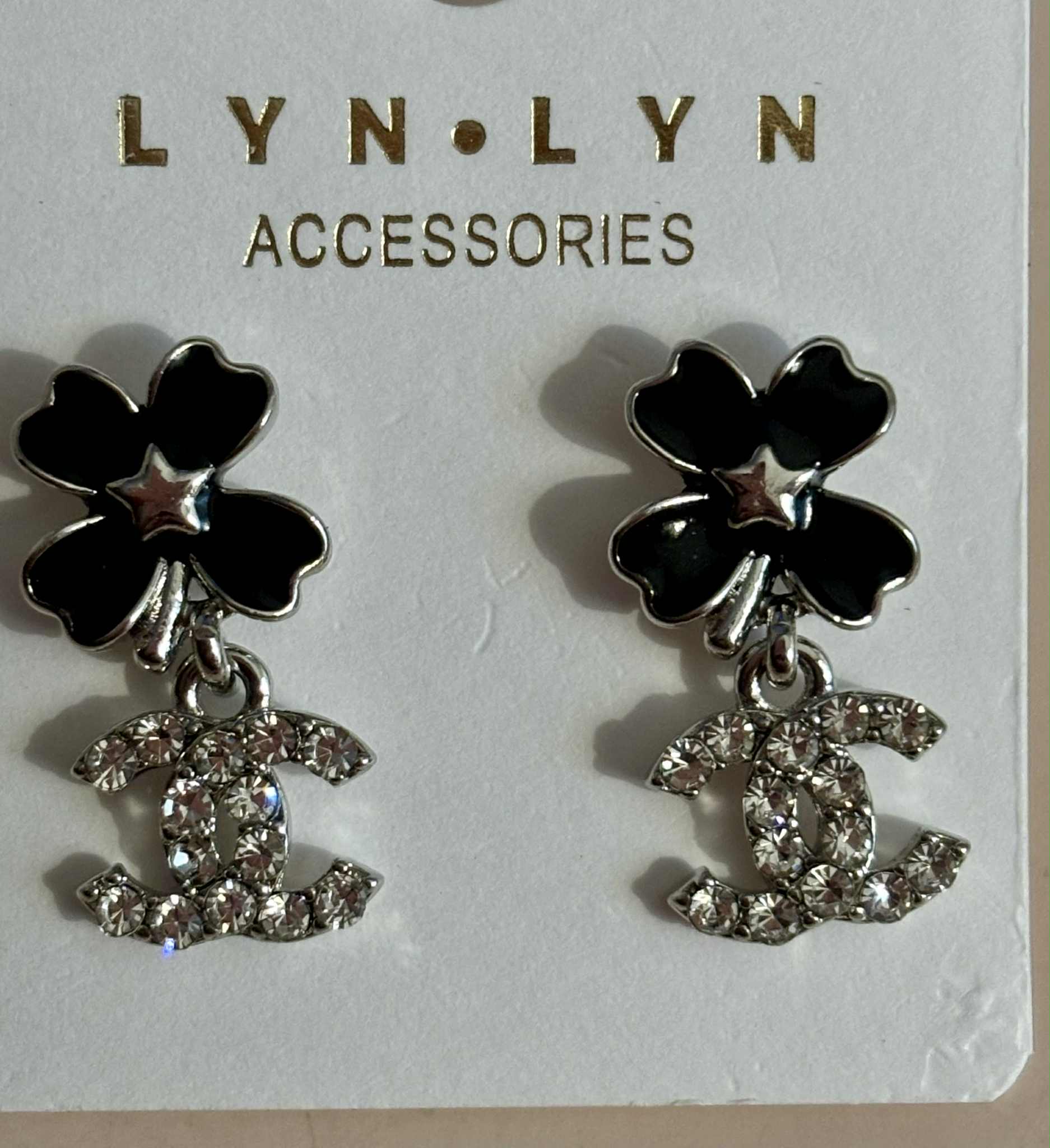 Earrings C tiny blk flower silver