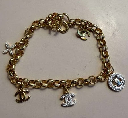 Bracelet C dangle charms