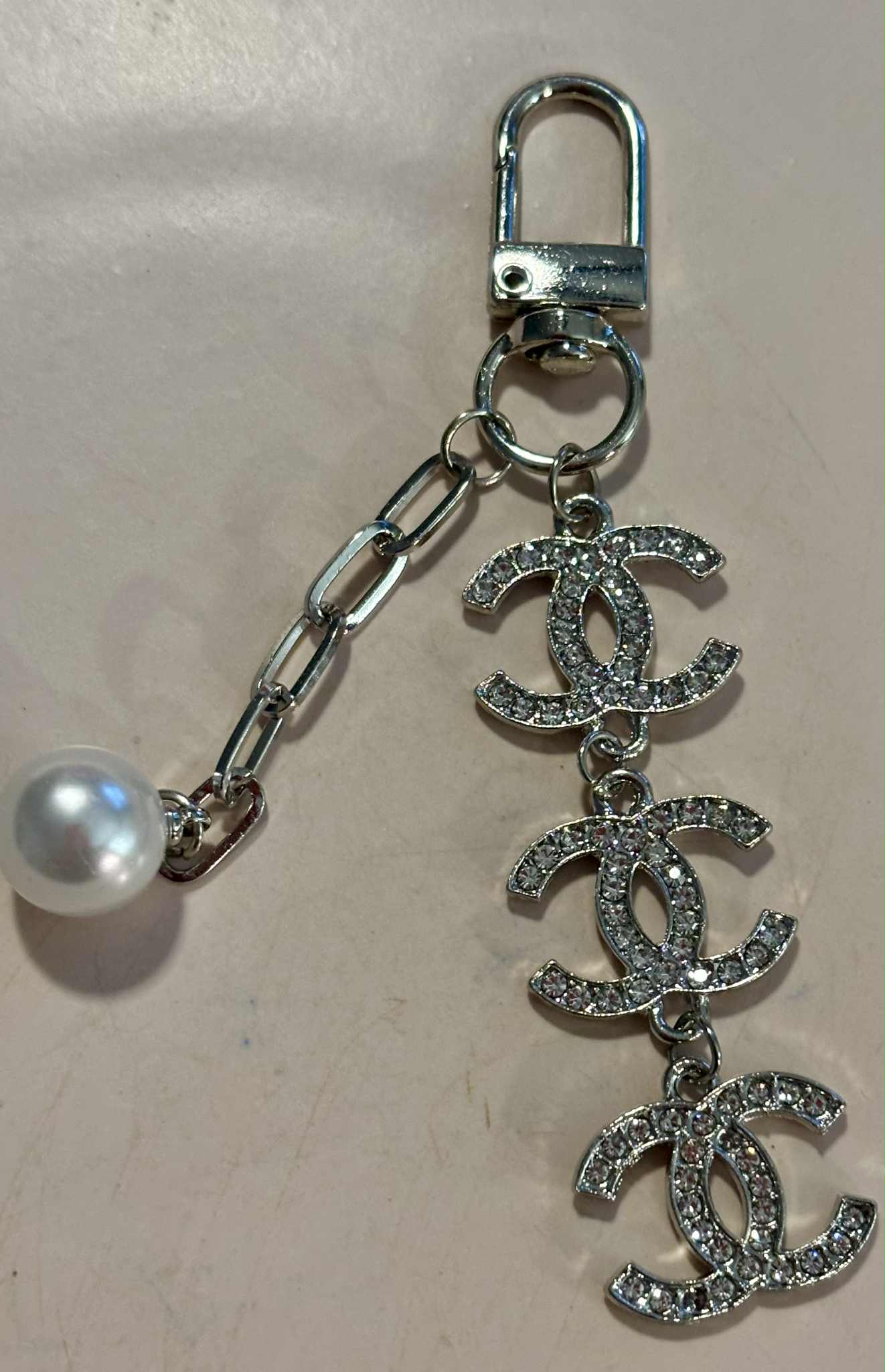 Bag charm C pearl silver 3"