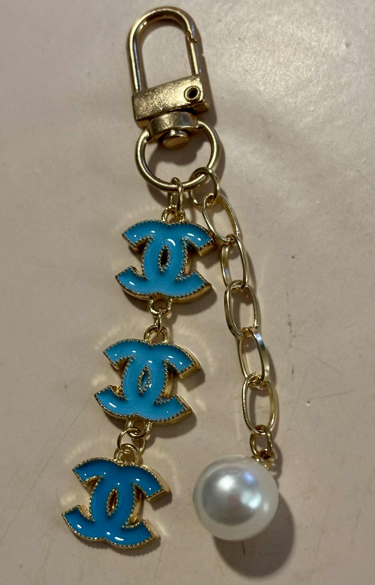 Bag charm C pearl teal 3"