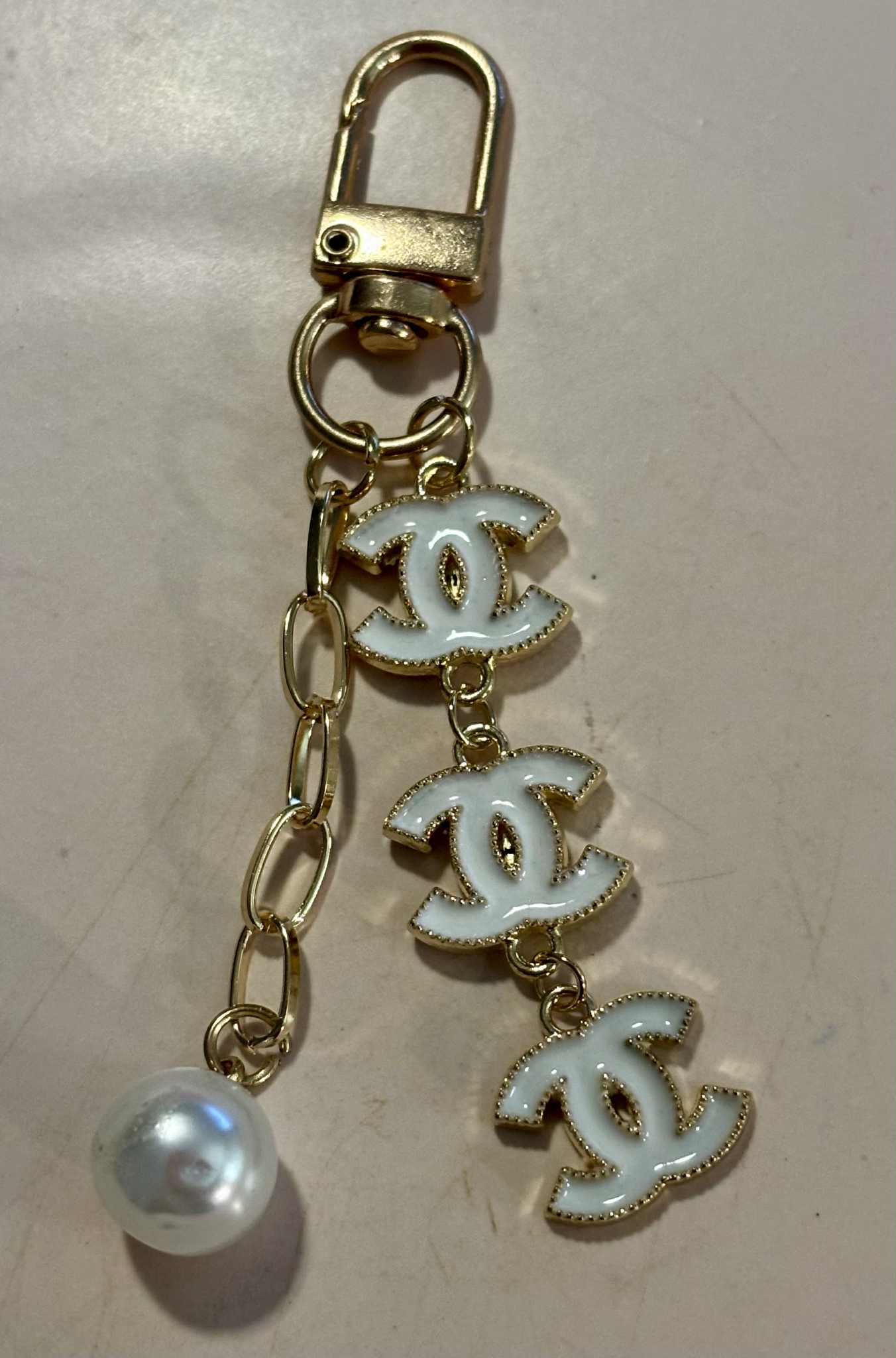 Bag charm C pearl white 3"