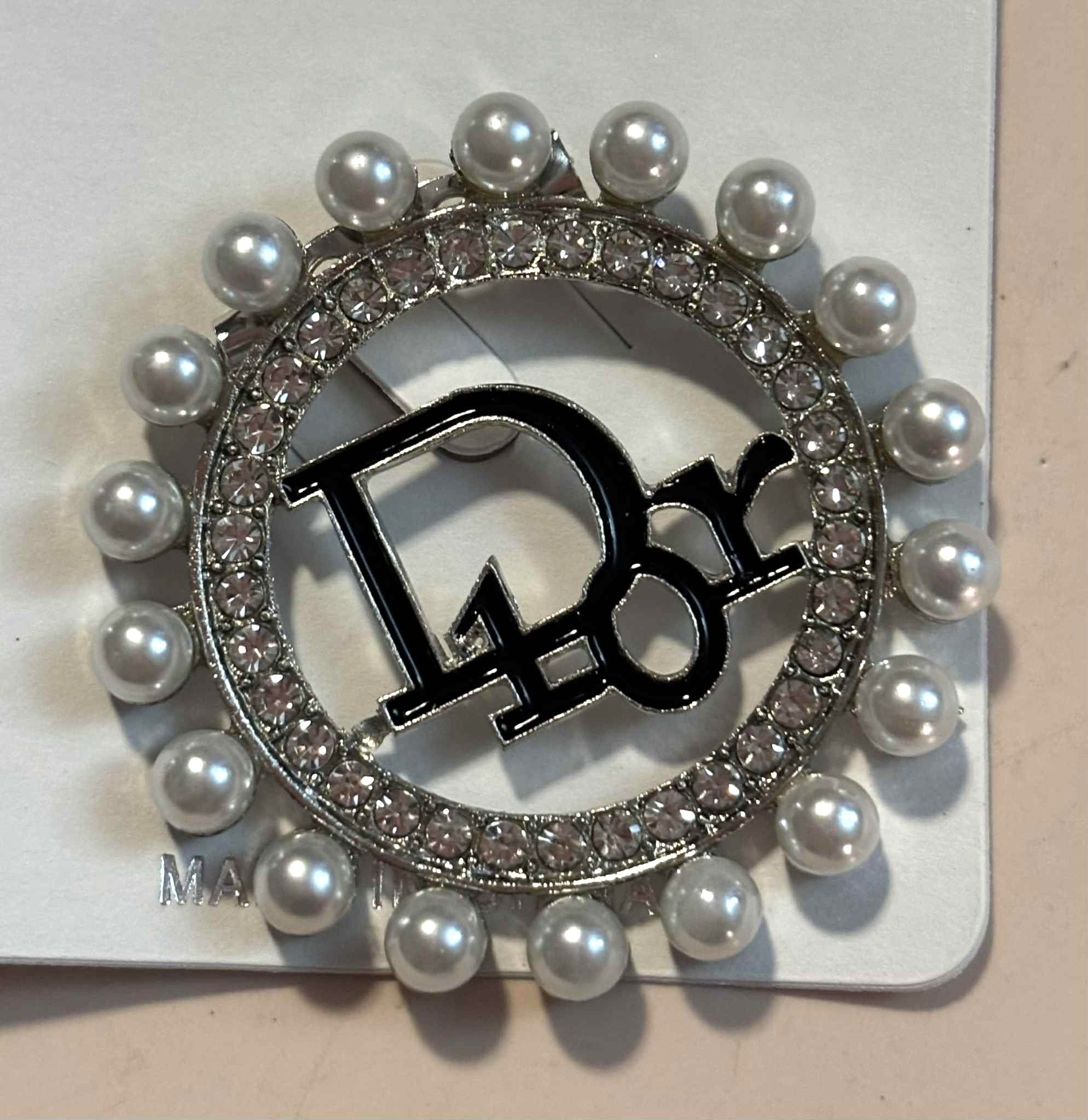Broach D round pearl silver