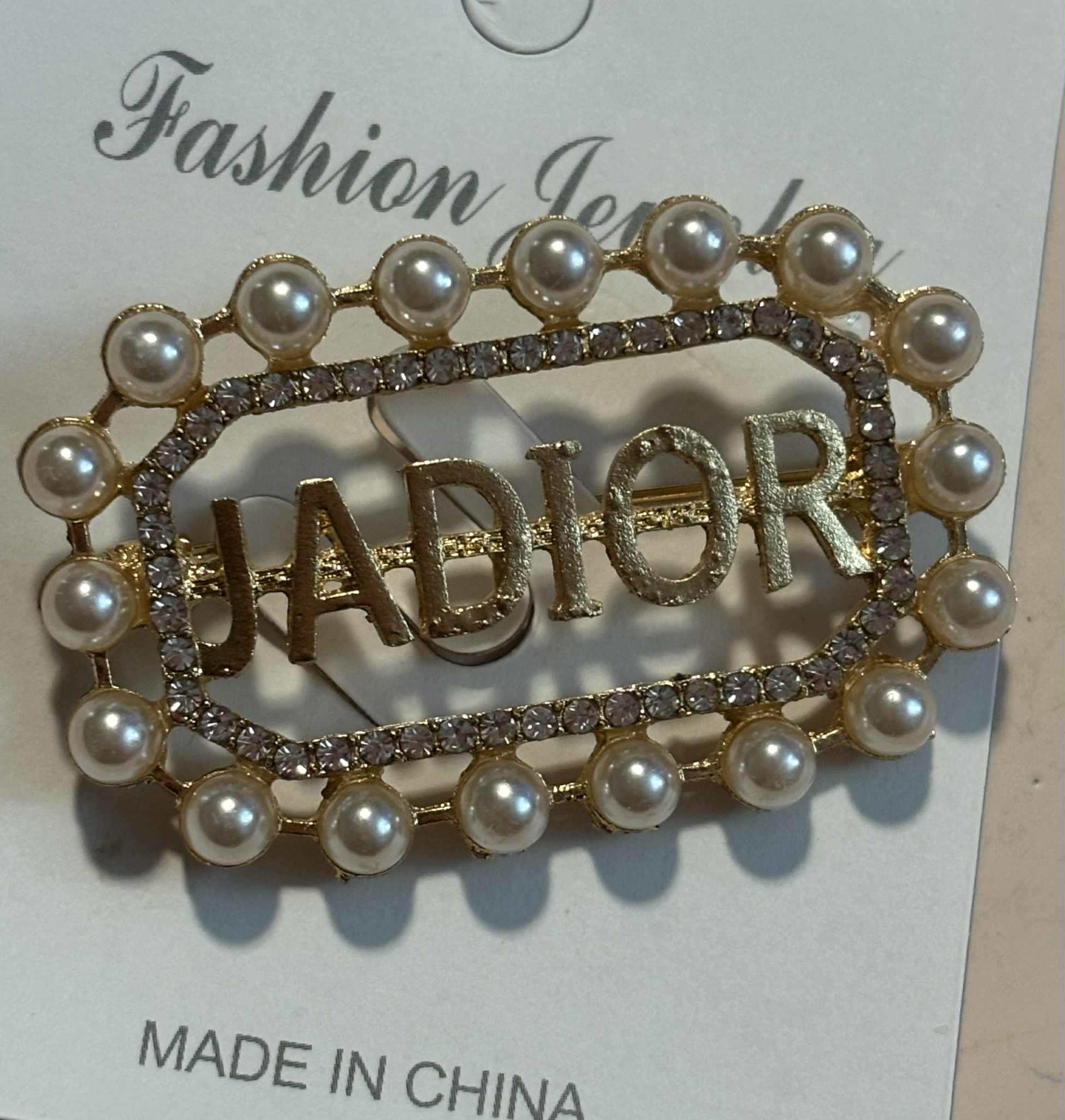 Broach D square pearl gold