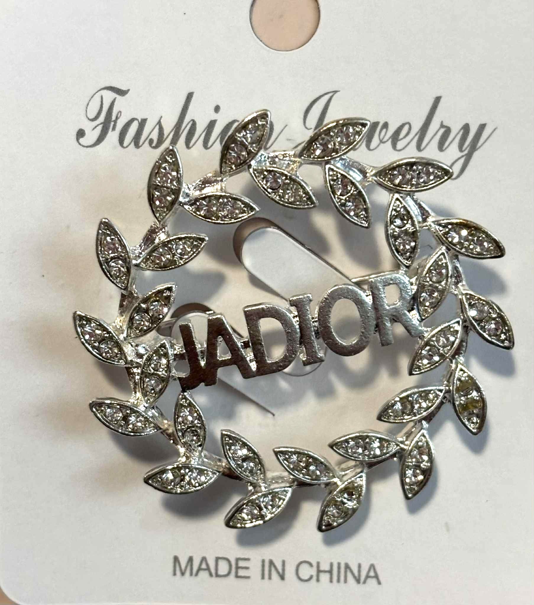Broach D wreath silver