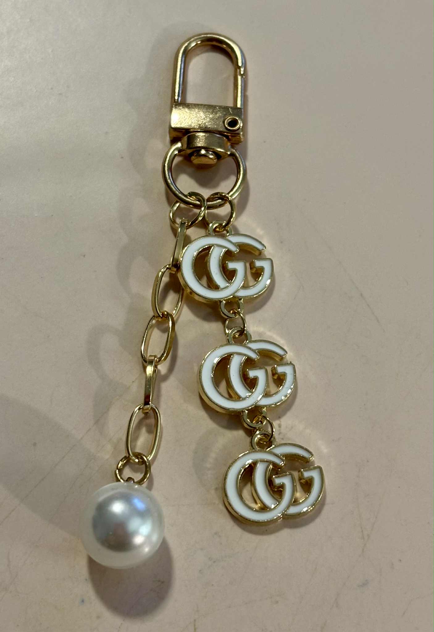 Bag charm G pearl white 3"