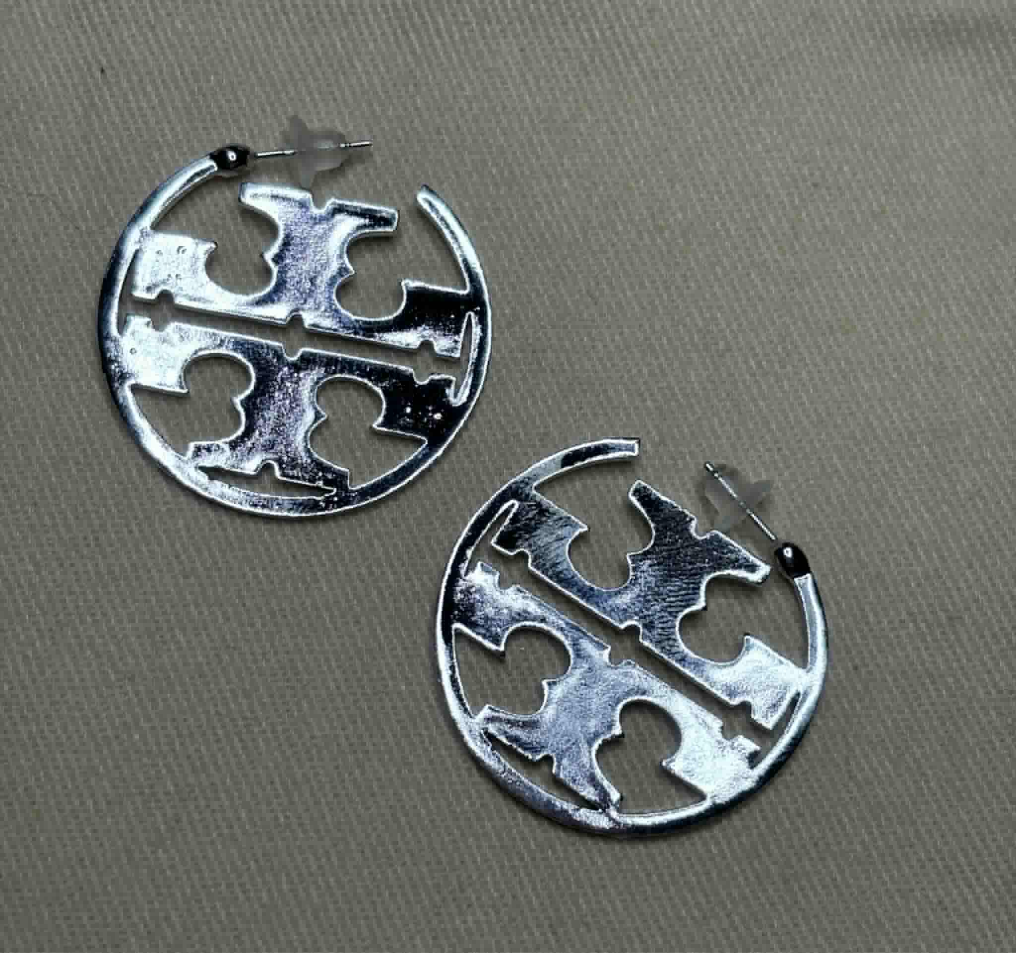 Earrings hoop T silver