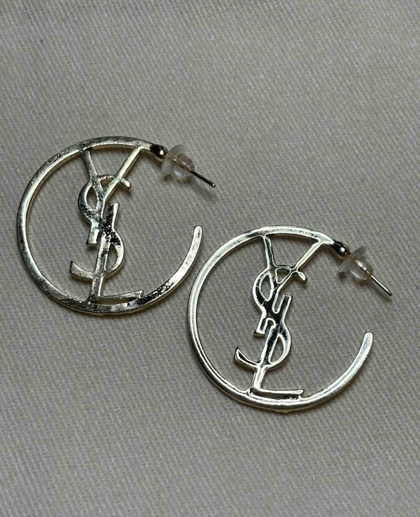 Earrings hoop Y gold