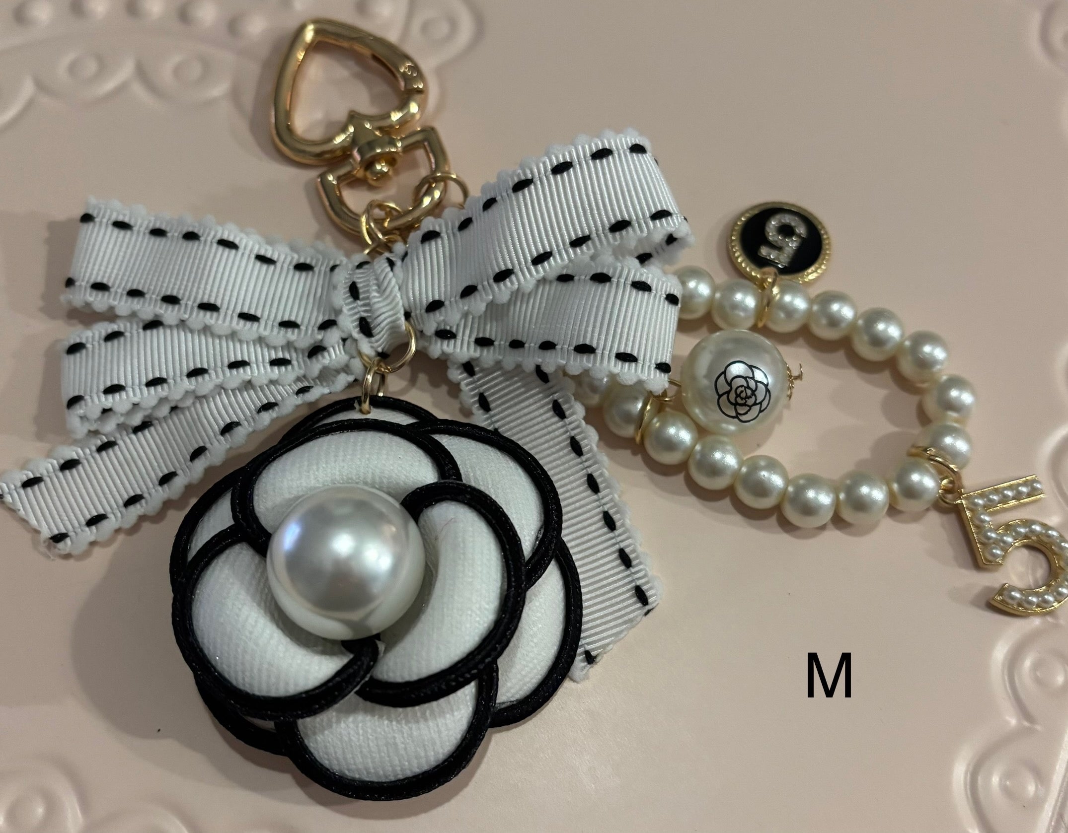 Keychain flower white