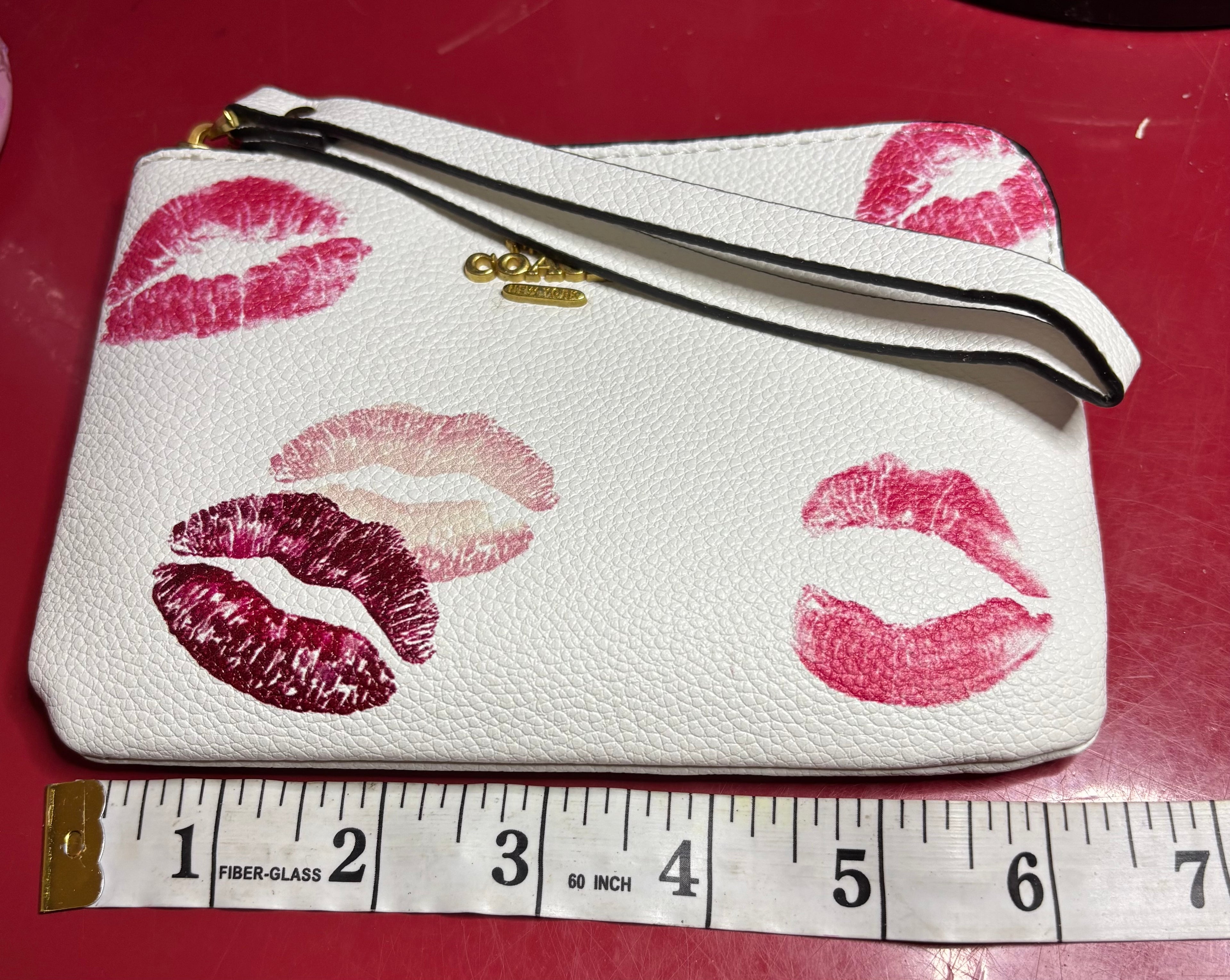 Wristlet C Lips