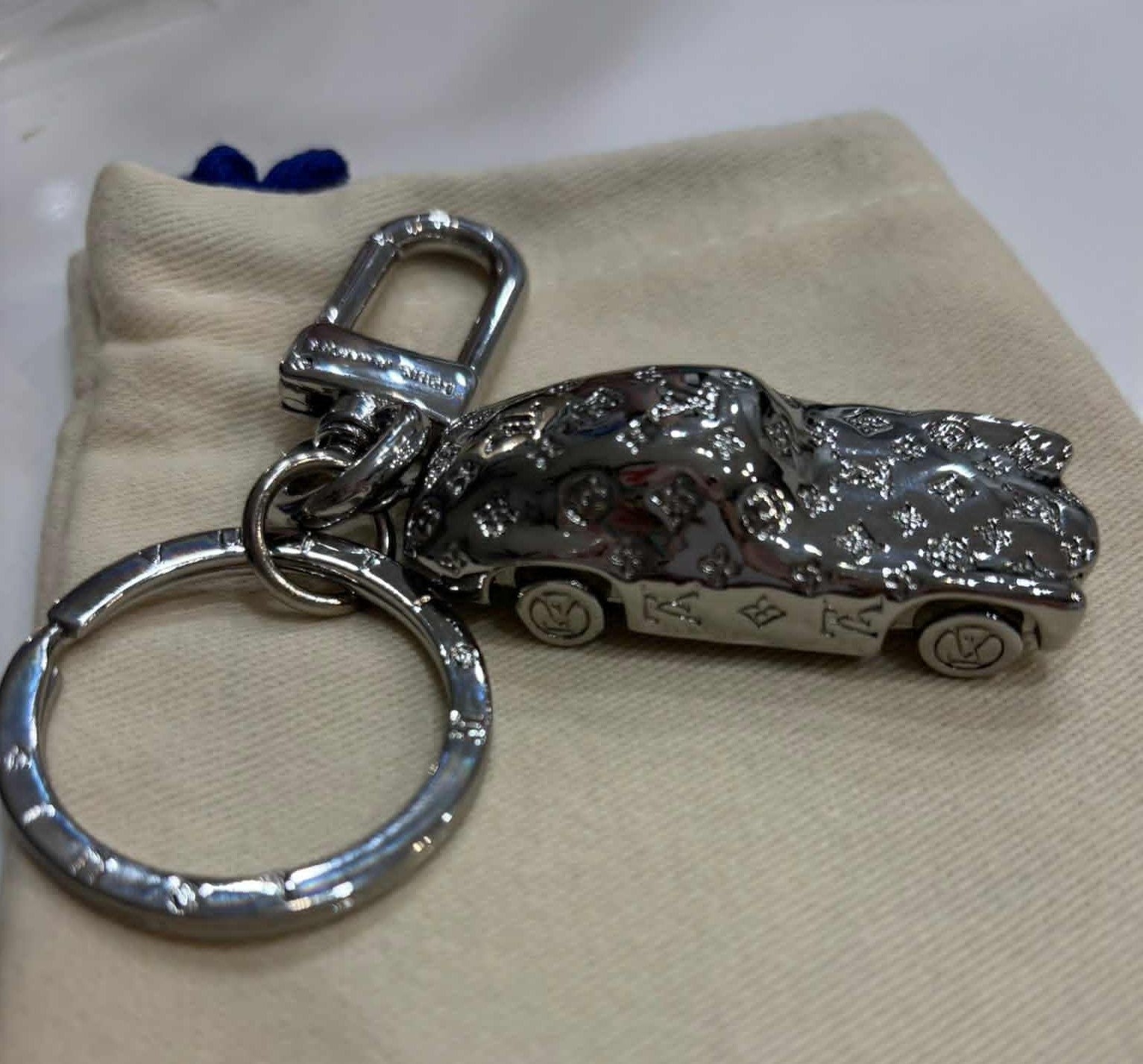 Keychain L car
