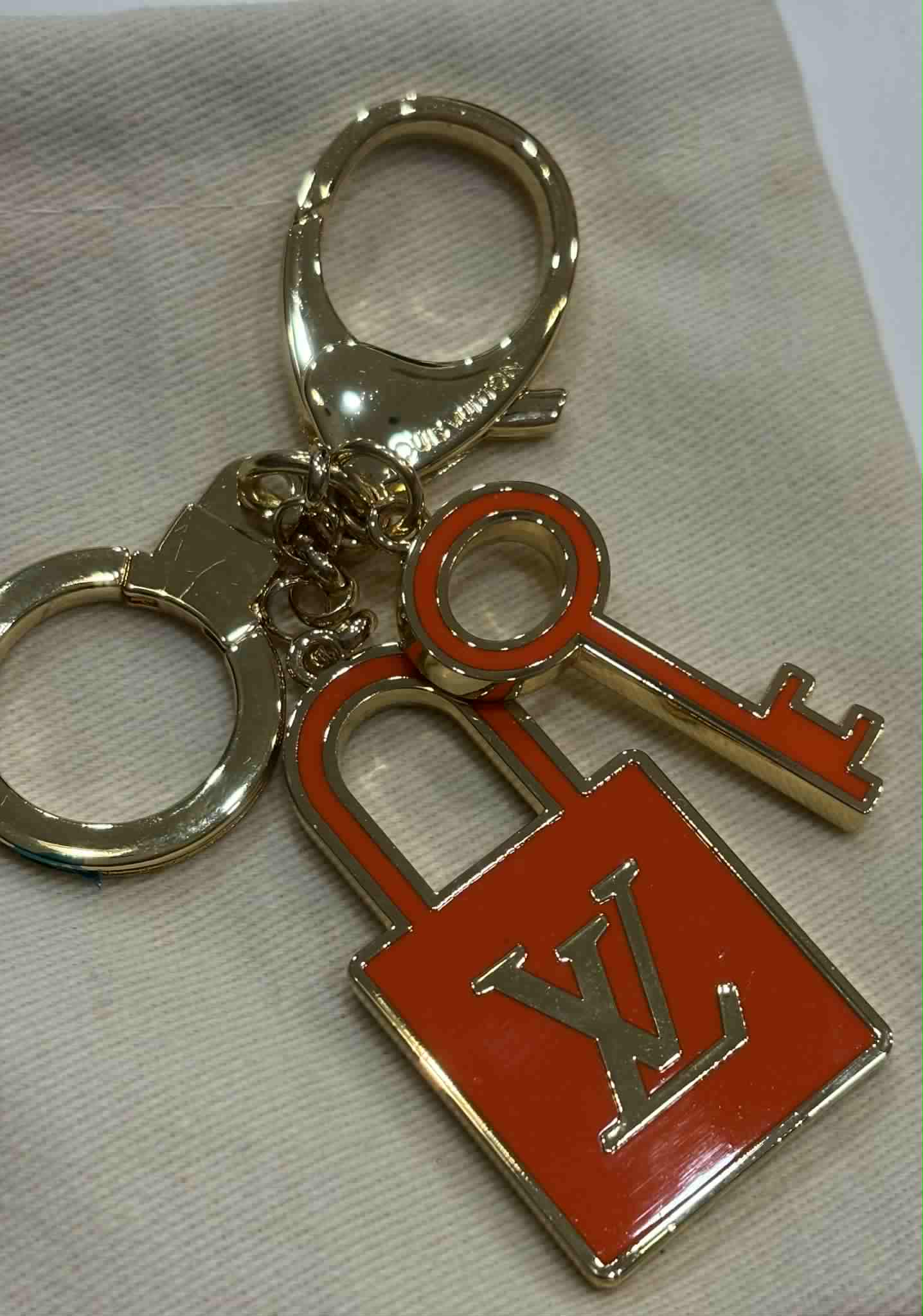Keychain L lock and key orange