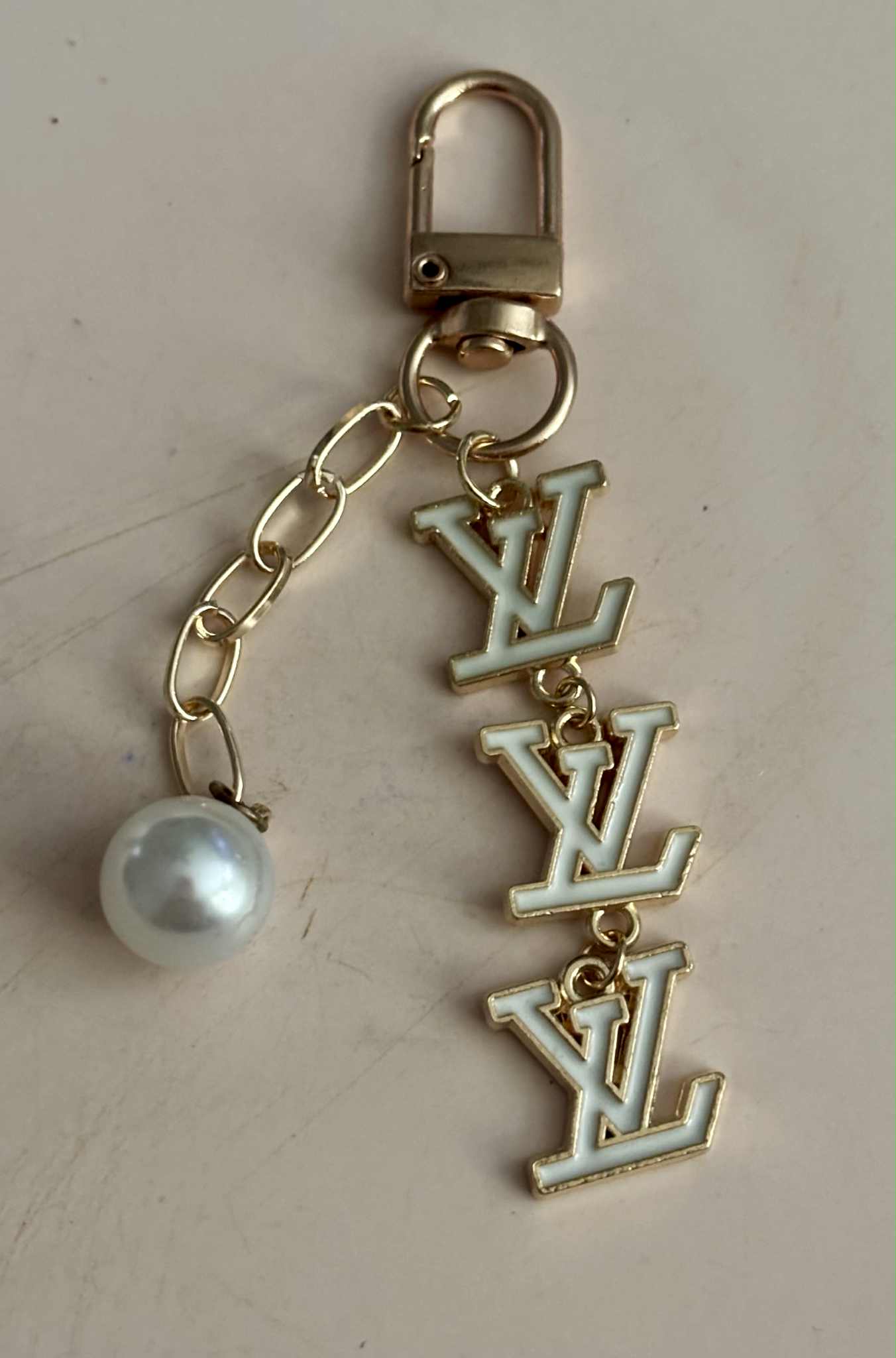 Bag charm L pearl white 3"