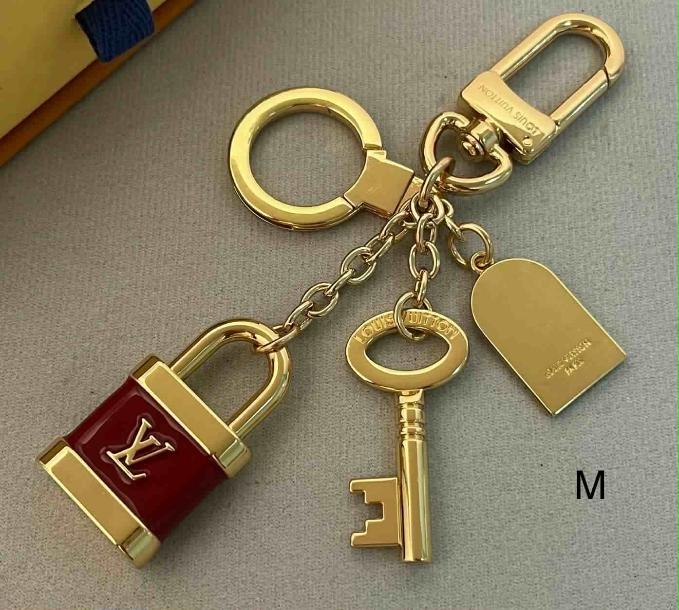 Keychain L red lock and key