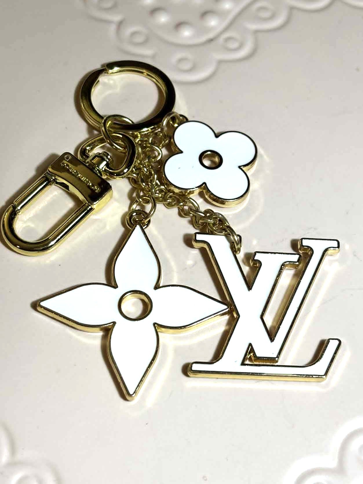 Keychain L white on white