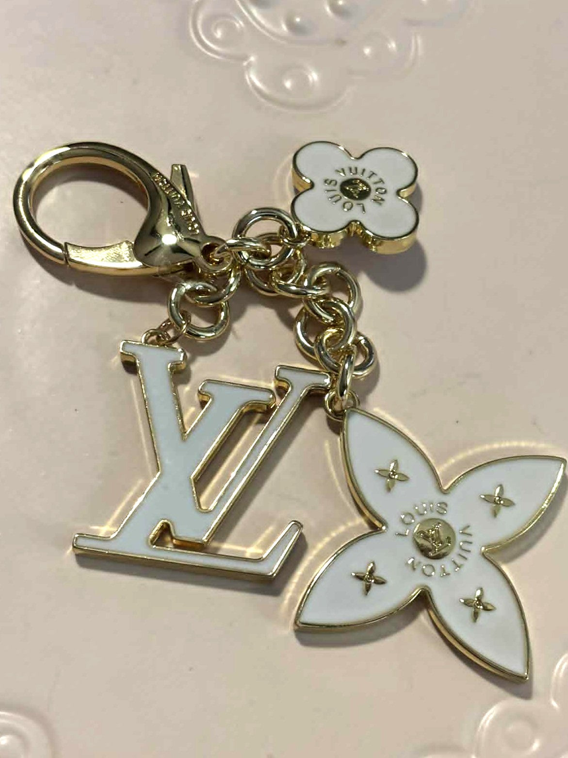 Keychain L white with big flower