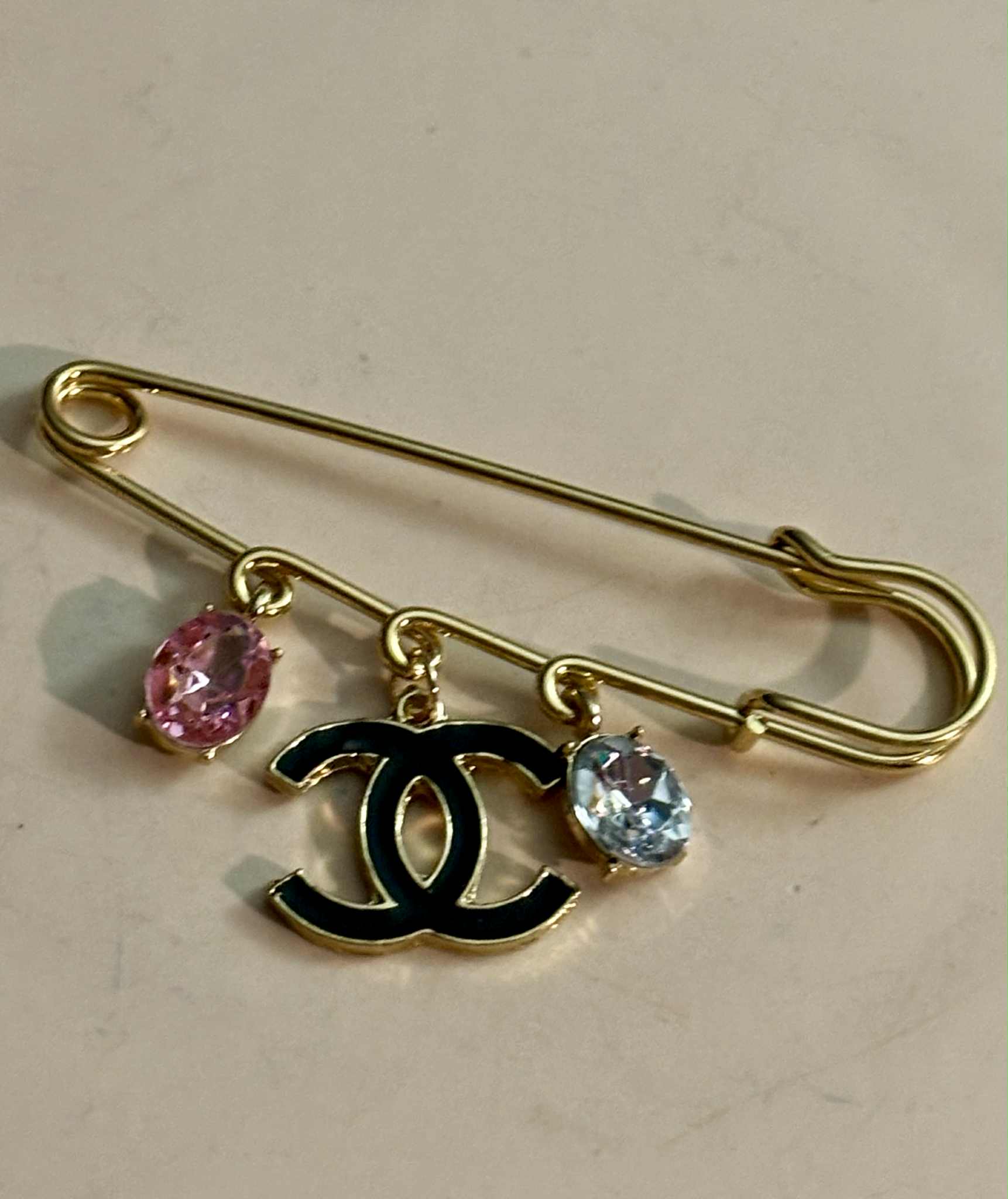 Broach pin C black multi